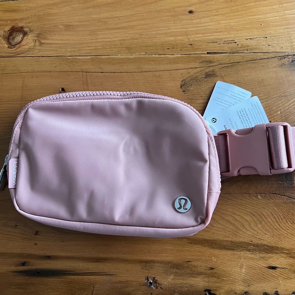 NWT Lululemon Everywhere Belt Bag in Pale Raspberry